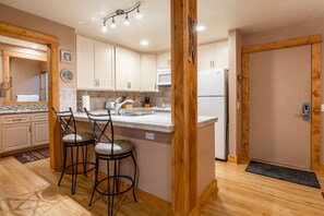 Fridge, microwave, oven, stovetop - Updated 1 bedrm 1 bath Summit H Building #95 condo Just steps to Eagle Lodge sleeps 4 (Mammoth Lakes)