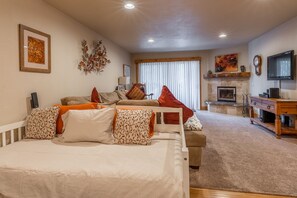 TV, fireplace, DVD player, stereo - Updated 1 bedrm 1 bath Summit H Building #95 condo Just steps to Eagle Lodge sleeps 4 (Mammoth Lakes)