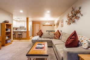 TV, fireplace, DVD player, stereo - Updated 1 bedrm 1 bath Summit H Building #95 condo Just steps to Eagle Lodge sleeps 4 (Mammoth Lakes)