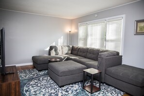 Smart TV - Cozy Ranch Close to everything  (Merriam)