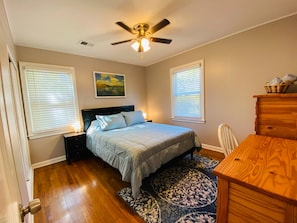 2 bedrooms, desk, iron/ironing board, WiFi - Cozy Ranch Close to everything  (Merriam)