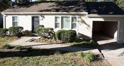 Cozy Ranch Close to everything