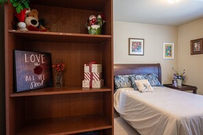 6 bedrooms, desk, free WiFi, bed sheets