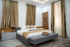 3 Schlafzimmer, Schreibtisch, Bügeleisen/Bügelbrett, kostenloses WLAN