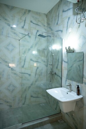 Een douche, handdoeken, toiletpapier