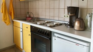 Kaffetrakter/tekoker, kjøleskap, mikrobølgeovn og ovn