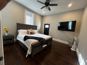 3 bedrooms, desk, iron/ironing board, free WiFi