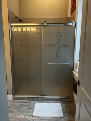 Ensemble douche/baignoire, sèche-cheveux, serviettes fournies, savon