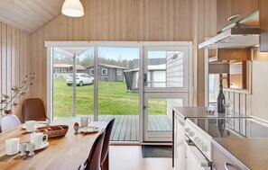 Fridge, stovetop, dishwasher, coffee/tea maker - Gorgeous home in Hanstholm with WiFi (Hanstholm)