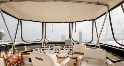 Spacious & Comfy 2BR/2Bath Yacht - Heat & AC - On Freedom Trail-Walk to Downtown