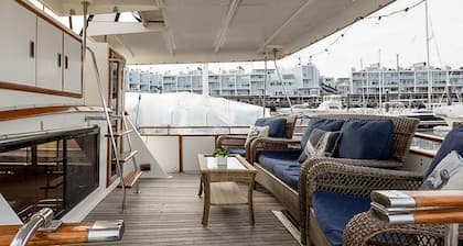 Spacious & Comfy 2BR/2Bath Yacht -Toasty Heat- On Freedom Trail-Walk to Downtown