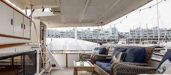 Spacious & Comfy 2BR/2Bath Yacht -Toasty Heat- On Freedom Trail-Walk to Downtown