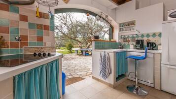 Fridge, stovetop, dishwasher, coffee/tea maker