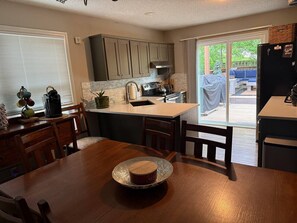 Réfrigérateur, four à micro-ondes, un four, surface de cuisson