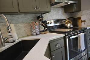 Réfrigérateur, four à micro-ondes, un four, surface de cuisson