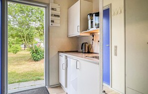 Réfrigérateur, micro-ondes, plaque de cuisson, cafetière/bouilloire