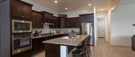 Køleskab, mikrobølgeovn, ovn, kogeplade