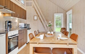 Fridge, microwave, stovetop, dishwasher - Nice home in Hanstholm with kitchen (Hanstholm)