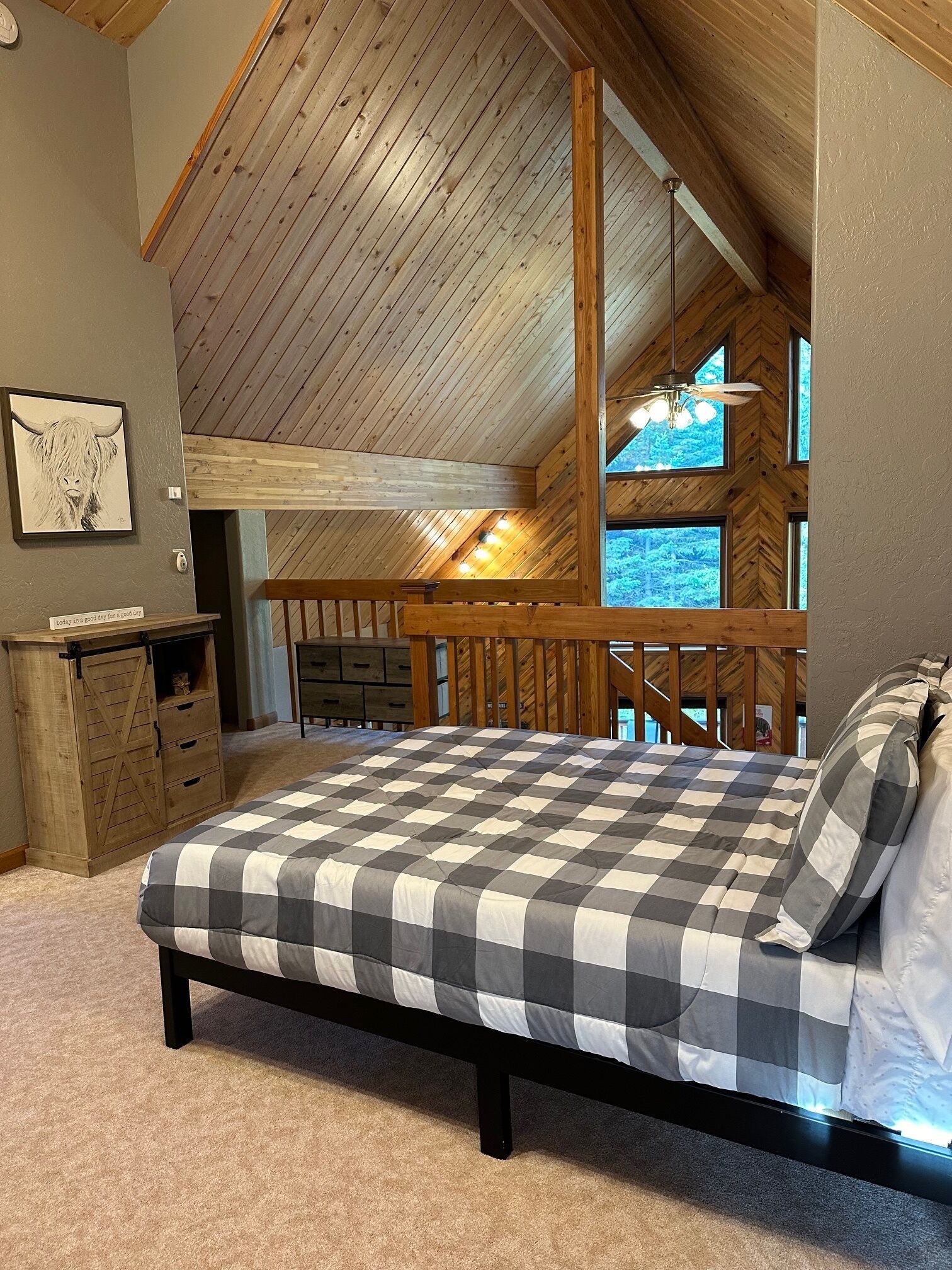 2 bedrooms, desk, WiFi, bed sheets