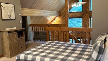 2 bedrooms, desk, WiFi, bed sheets