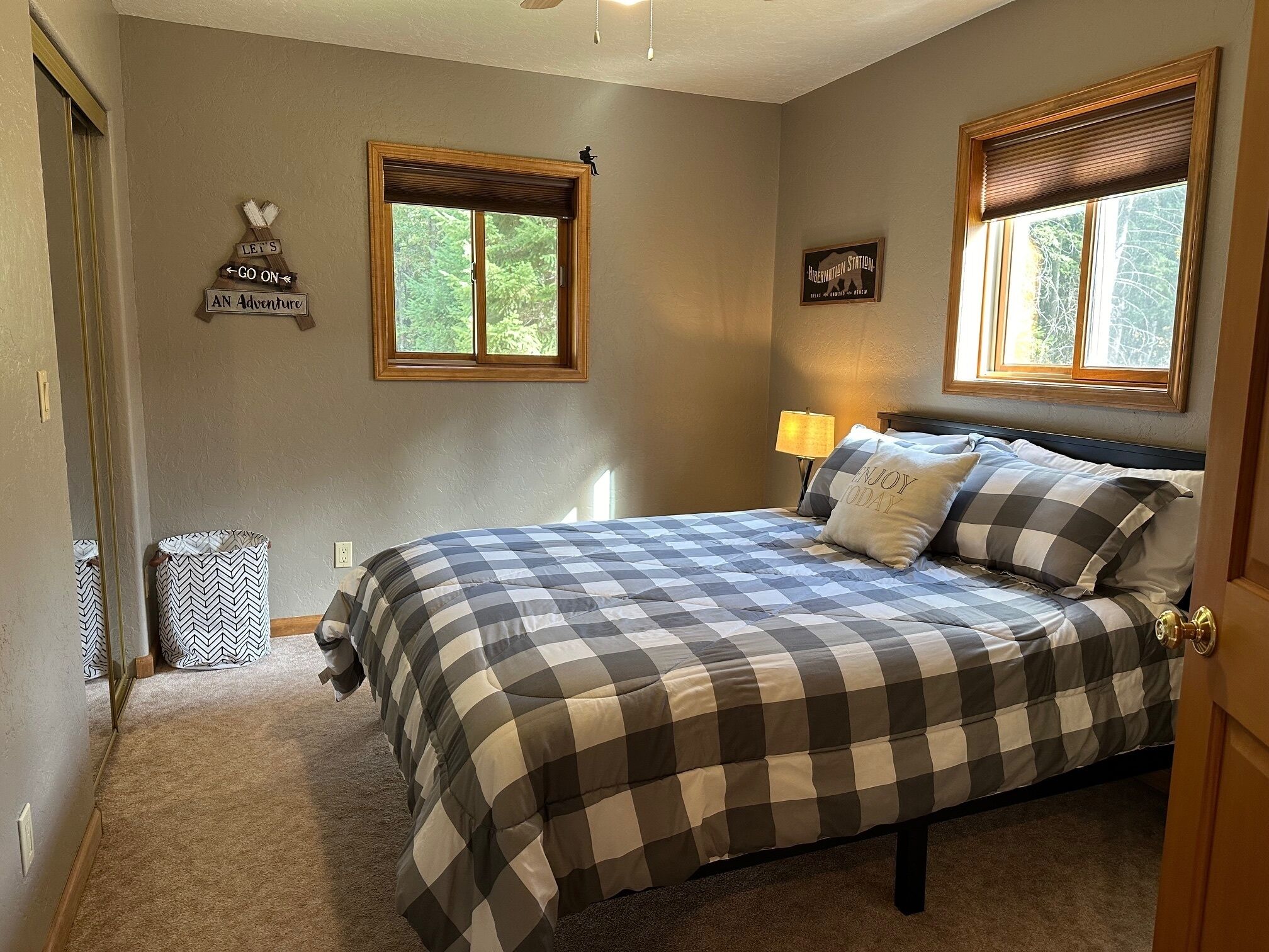 2 chambres, bureau, Wi-Fi, literie fournie