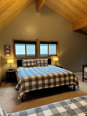 2 bedrooms, desk, WiFi, bed sheets