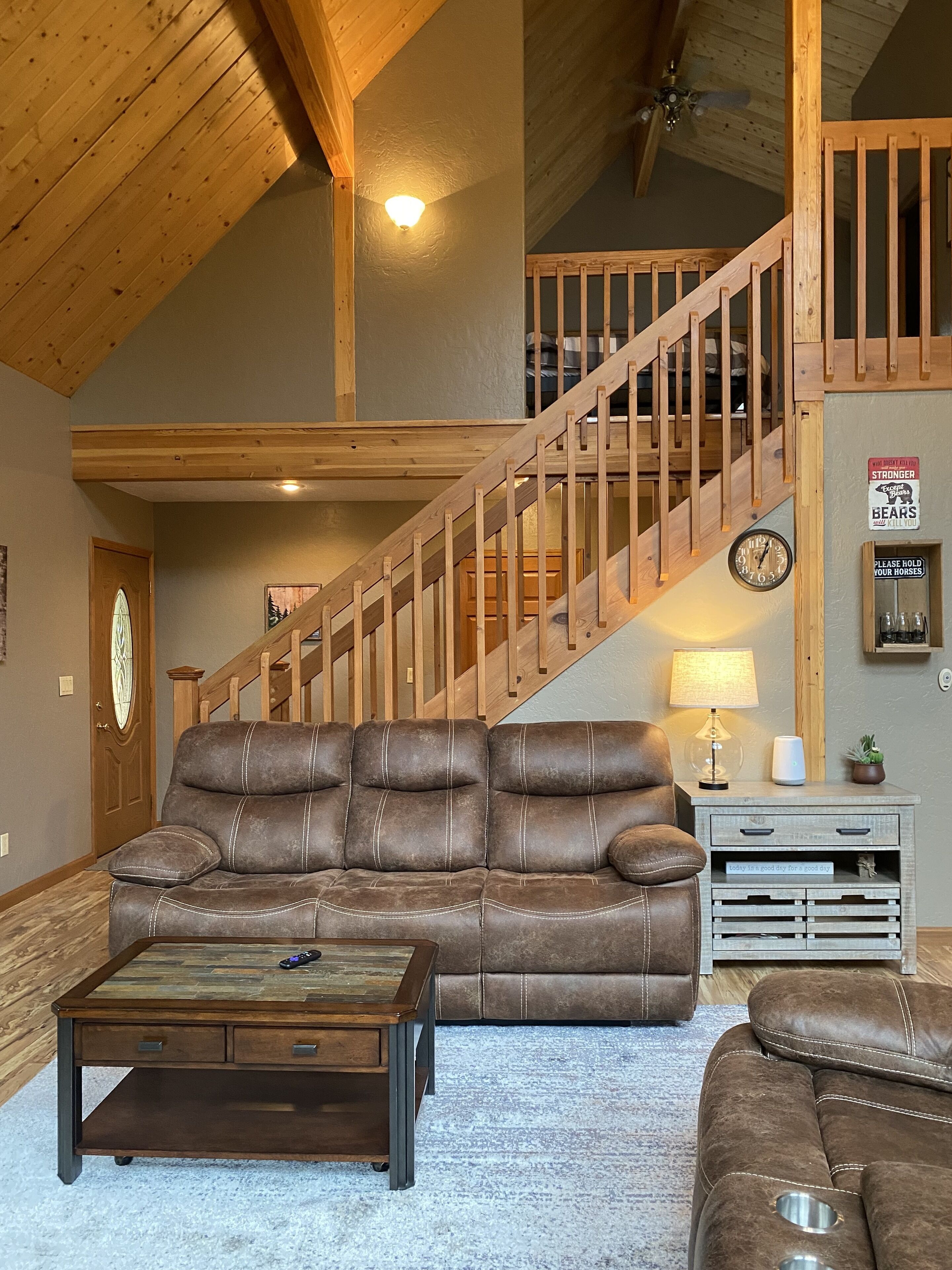 Una Smart TV, una chimenea, videojuegos