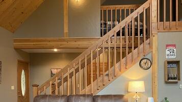 Una Smart TV, una chimenea, videojuegos