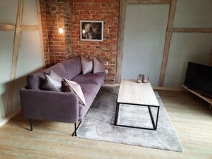 TV, books, stereo - "Am Apfelbaum" vacation apartment. An oasis of peace surrounded by a garden paradise. (Faßberg)