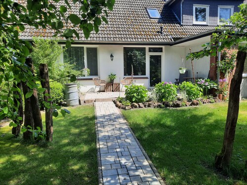  "Am Apfelbaum" Ferienwohnung. Eine Ruheoase umgeben von einem Gartenparadies.