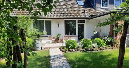 "Am Apfelbaum" Ferienwohnung. Eine Ruheoase umgeben von einem Gartenparadies.