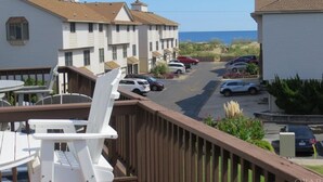 Un hôtel situé sur la côte, composé de plusieurs bâtiments à étages, doté d’un parking et offrant une vue sur l’océan.