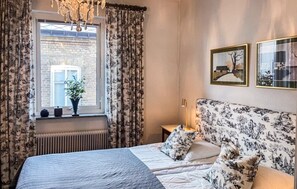 4 bedrooms, free WiFi, bed sheets - 4 bedroom beautiful home in Ystad (Ystad)