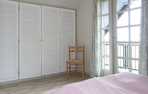 3 bedrooms, travel cot, free WiFi - Amazing home in Klemensker with WiFi (Klemensker)