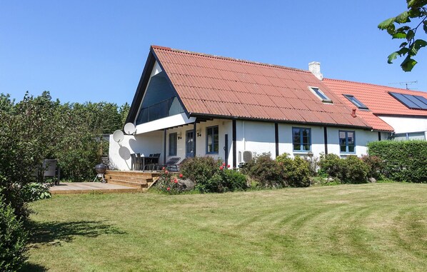 Exterior - Amazing home in Klemensker with WiFi (Klemensker)