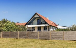 Exterior - Amazing home in Klemensker with WiFi (Klemensker)