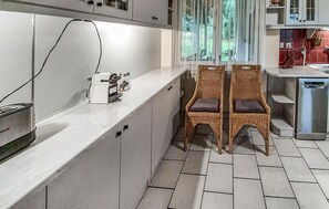 Fridge, stovetop, dishwasher, coffee/tea maker - 6 bedroom amazing home in Mucharz (Mucharz)