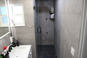 Baignoire, sèche-cheveux, bidet, serviettes fournies