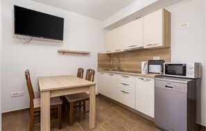 Kylskåp, spishäll, diskmaskin och kaffe- och tebryggare