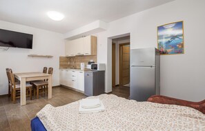 1 bedroom, free WiFi, bed sheets