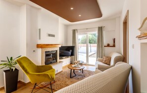 Televisión, chimenea y tenis de mesa 