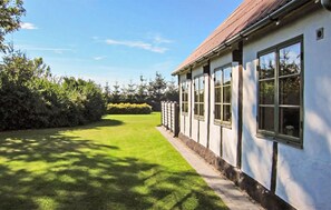 Property grounds - Beautiful home in Aakirkeby with WiFi (Aakirkeby)