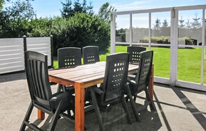 Outdoor dining - Beautiful home in Aakirkeby with WiFi (Aakirkeby)