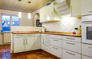 Kylskåp, spishäll och diskmaskin