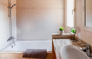 Combined shower/tub, hair dryer - Beach front home in Mallorca (Mallorca)