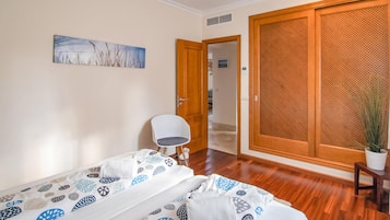 3 quartos, berço de viagem, Wi-Fi de cortesia, roupa de cama