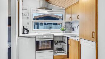 KĂŒhlschrank, Herdplatte, Wasserkocher mit Kaffee-/Teezubehör