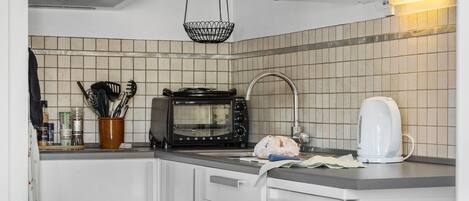 Réfrigérateur, plaque de cuisson, cafetière/bouilloire