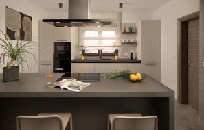 Kjøleskap, ovn, oppvaskmaskin og kaffetrakter/tekoker