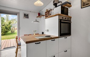 Fridge, microwave, oven, stovetop - Gorgeous apartment in Nexø with sauna (Nexø)